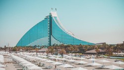glass panel hotel building in dubai